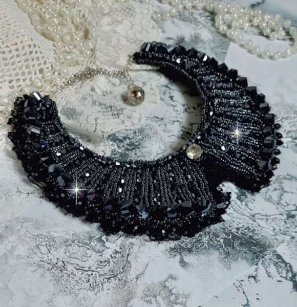 Plastron Tenue de Soir&eacute;e Haute Couture brod&eacute; avec une dentelle Noire, toupies, cabochon Cristal et perles H&eacute;lix &agrave; laquelle s&rsquo;ajoute des facettes pour une mise en forme avec des rocailles Jet H&eacute;matite