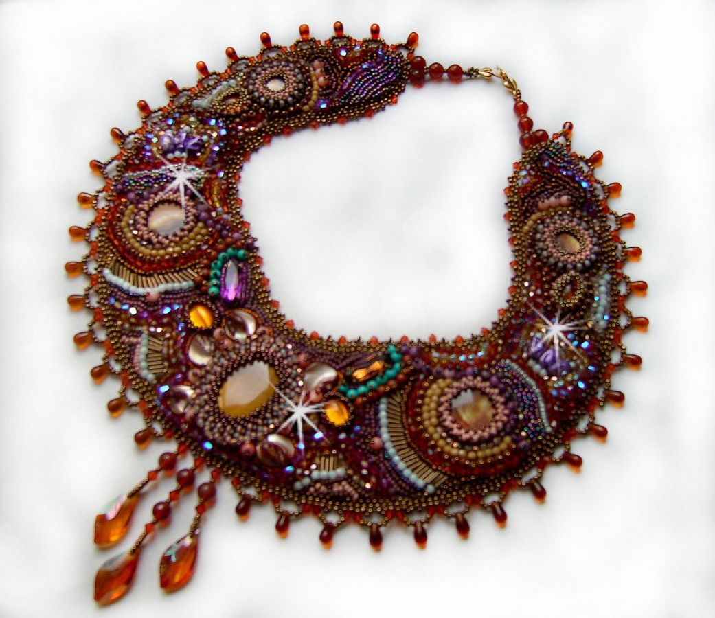 Collier Plastron Topaz Haute-Couture avec des pierres semi-précieuses et différentes perles