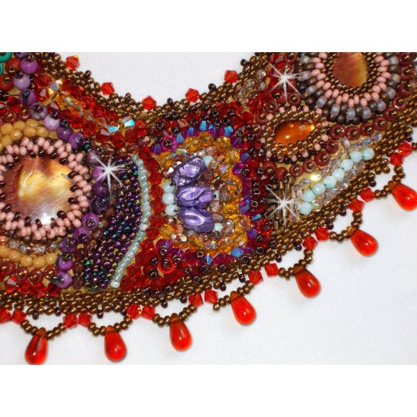 Collier Plastron Topaz Haute-Couture avec des pierres semi-pr&eacute;cieuses et diff&eacute;rentes perles