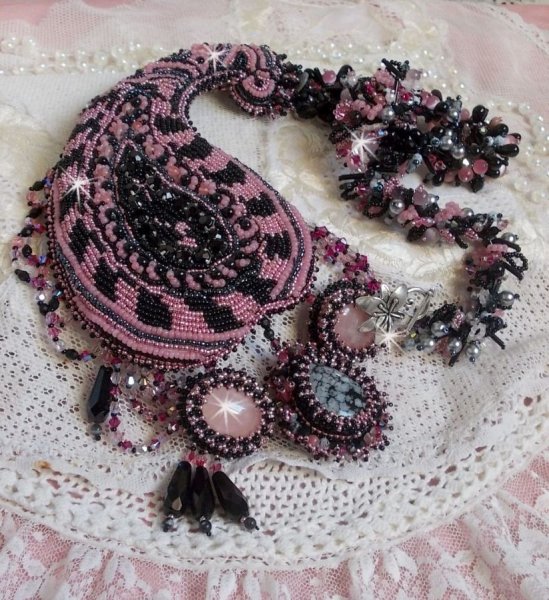 Plastrron Ville d'un Soir Noir et Rose, un reflet de lumi&egrave;re brod&eacute; avec des Quartz et des Cristaux de Swarovski