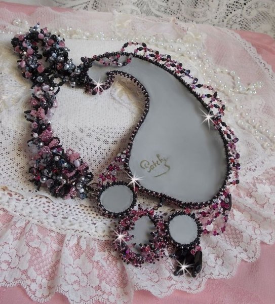 Plastrron Ville d'un Soir Noir et Rose, un reflet de lumi&egrave;re brod&eacute; avec des Quartz et des Cristaux de Swarovski