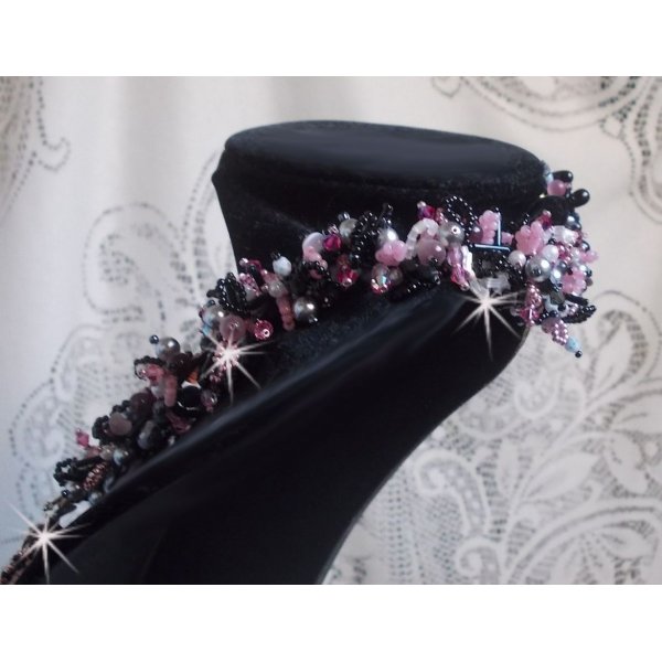 Plastrron Ville d'un Soir Noir et Rose, un reflet de lumi&egrave;re brod&eacute; avec des Quartz et des Cristaux de Swarovski