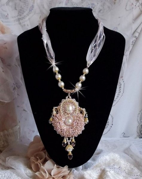 Collier Poudre de Riz brod&eacute; avec des Cristaux de Swarovski , des accessoires en Plaqu&eacute; Or, des perles nacr&eacute;es et des rocailles