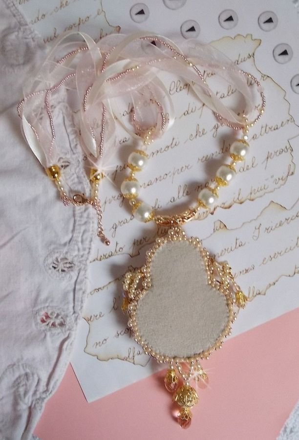 Collier Poudre de Riz brodé avec des Cristaux de Swarovski , des accessoires en Plaqué Or, des perles nacrées et des rocailles