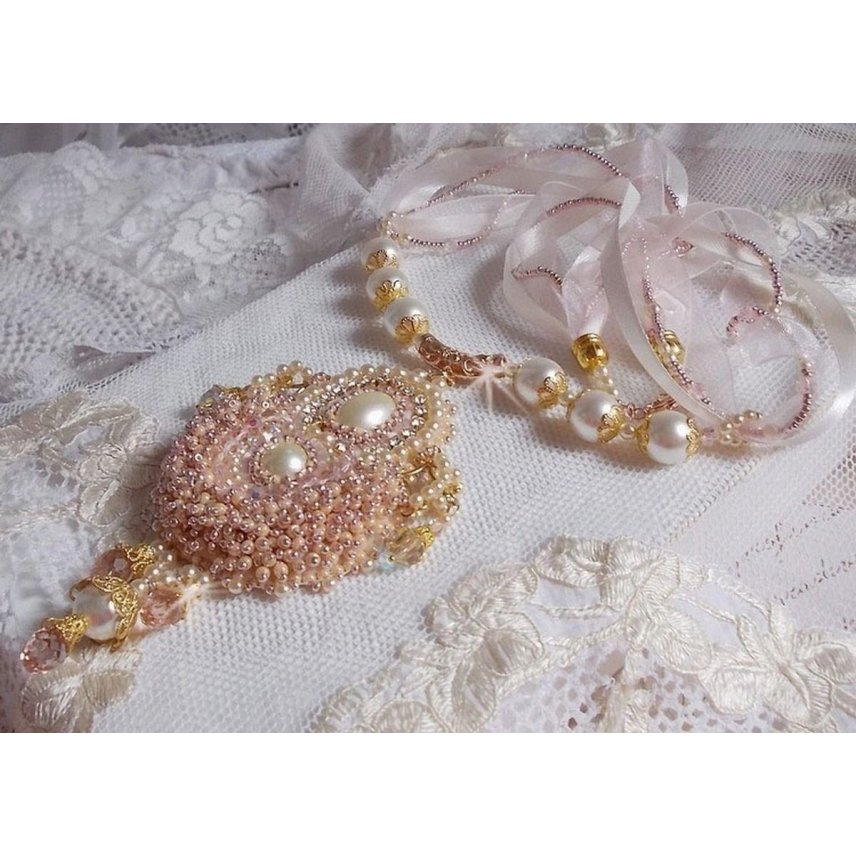 Collier Poudre de Riz brodé avec des Cristaux de Swarovski , des accessoires en Plaqué Or, des perles nacrées et des rocailles