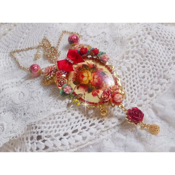 Collier Roseraie Proven&ccedil;ale cr&eacute;e avec des perles en verre, c&eacute;ramique, r&eacute;sine, des accessoires en plaqu&eacute; Or et autres avec un n&oelig;ud en satin Rouge