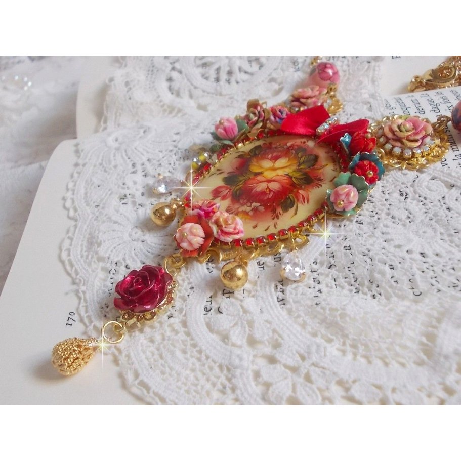 Collier Roseraie Provençale crée avec des perles en verre, céramique, résine, des accessoires en plaqué Or et autres avec un nœud en satin Rouge