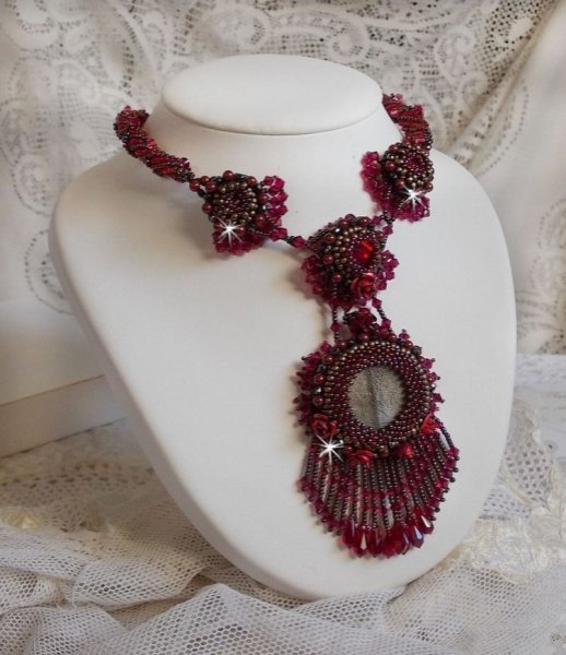 Collier Rubby One brod&eacute;  avec un cabochon en c&eacute;ramique de couleur Gris/Marron &agrave; laquelle s'ajoute des cabochons ronds en Cristal Siam, rocailles Bronze, toupies Light Rose et Rubby avec fermoir en T