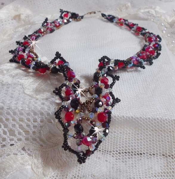 Collier Ruby and Black avec des facettes et des toupies en cristal de Swarovski
