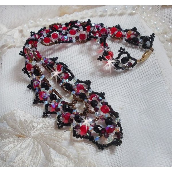 Collier Ruby and Black avec des facettes et des toupies en cristal de Swarovski