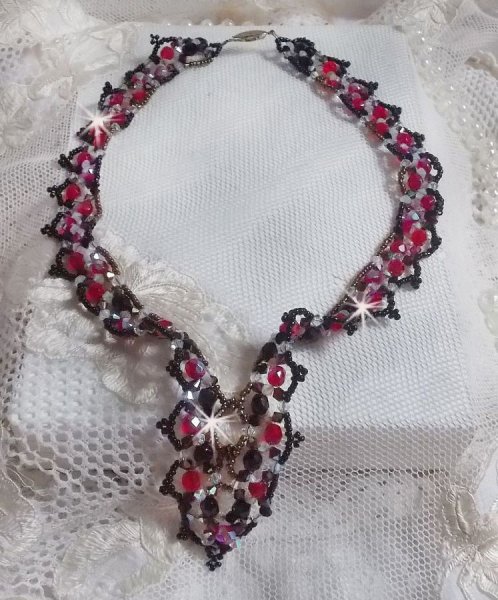Collier Ruby and Black avec des facettes et des toupies en cristal de Swarovski