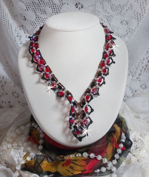 Collier Ruby and Black avec des facettes et des toupies en cristal de Swarovski