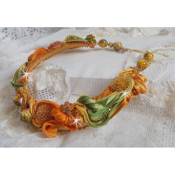 Collier Rumba Haute-Couture brodé avec un Shibori de soie, de la soutache et des cristaux de Swaroski
