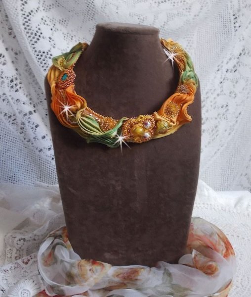 Collier Rumba Haute-Couture brodé avec un Shibori de soie, de la soutache et des cristaux de Swaroski