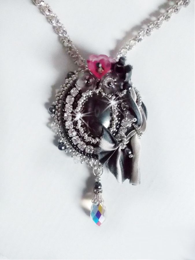 Collier Rêves d'un Soir crée avec un ruban de Soie Gris et Blanc; des fleurs Lucite, des cristaux et des Rocailles 