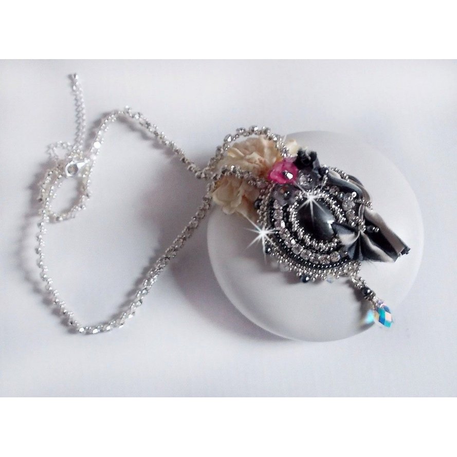 Collier Rêves d'un Soir crée avec un ruban de Soie Gris et Blanc; des fleurs Lucite, des cristaux et des Rocailles 