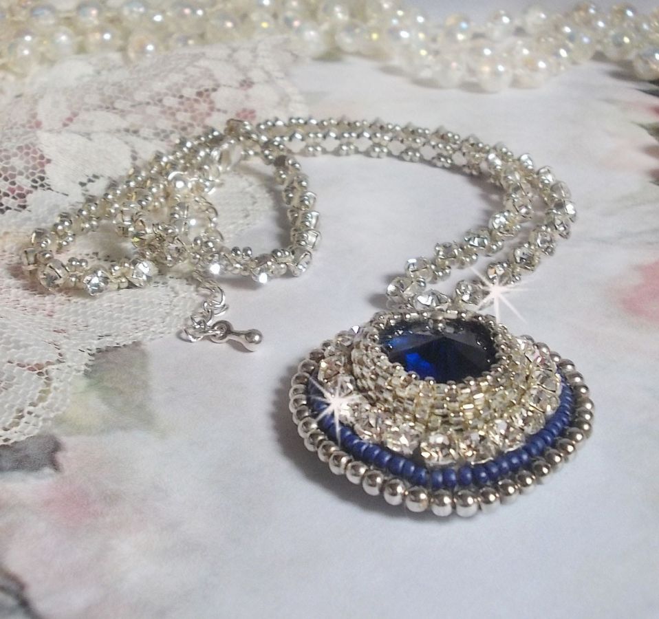 Collier Saphir Bleu brodé avec un cœur en cristal de Swarovski, des rocailles argentées Miyuki, des chatons, un fermoir et une chaînette d'extension en argent 925/1000