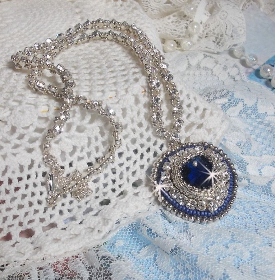 Collier Saphir Bleu brodé avec un cœur en cristal de Swarovski, des rocailles argentées Miyuki, des chatons, un fermoir et une chaînette d'extension en argent 925/1000