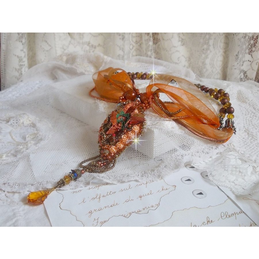 Collier Souffle d'Automne Ethnique très chic brodé avec un cabochon des années 1960 orné de roses, perles rondes lisses, cristal, nacrées, magiques, rubans organza, satinés et rocailles