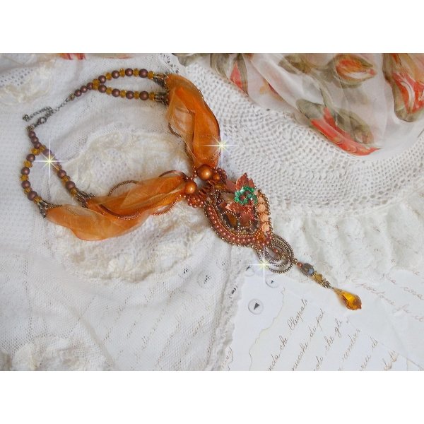 Collier Souffle d'Automne Ethnique tr&egrave;s chic brod&eacute; avec un cabochon des ann&eacute;es 1960 orn&eacute; de roses, perles rondes lisses, cristal, nacr&eacute;es, magiques, rubans organza, satin&eacute;s et rocailles