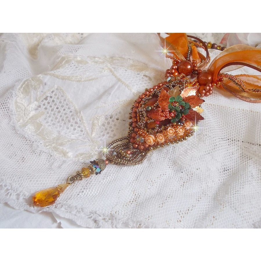 Collier Souffle d'Automne Ethnique très chic brodé avec un cabochon des années 1960 orné de roses, perles rondes lisses, cristal, nacrées, magiques, rubans organza, satinés et rocailles
