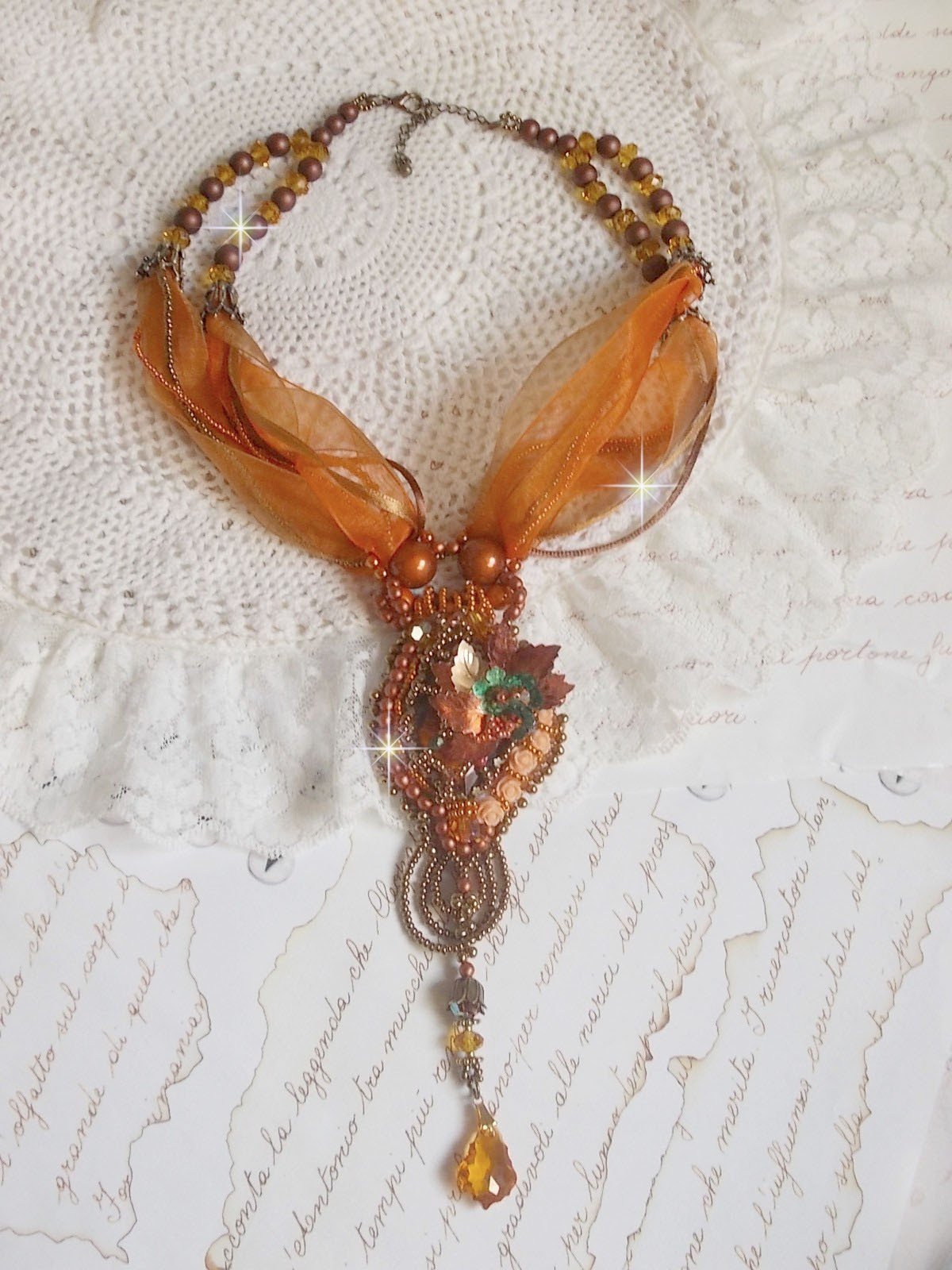 Collier Souffle d'Automne Ethnique tr&egrave;s chic brod&eacute; avec un cabochon des ann&eacute;es 1960 orn&eacute; de roses, perles rondes lisses, cristal, nacr&eacute;es, magiques, rubans organza, satin&eacute;s et rocailles