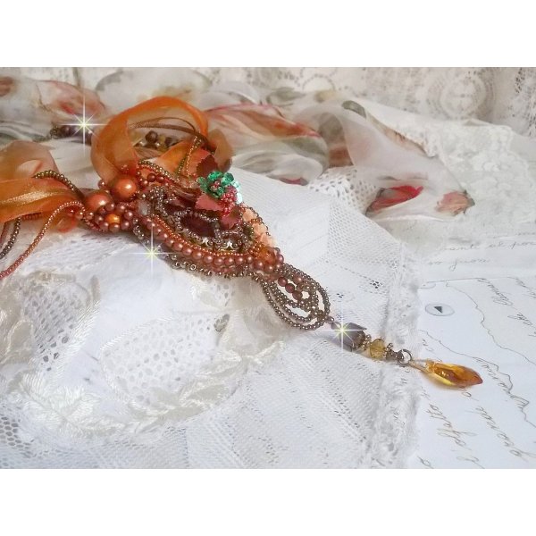 Collier Souffle d'Automne Ethnique tr&egrave;s chic brod&eacute; avec un cabochon des ann&eacute;es 1960 orn&eacute; de roses, perles rondes lisses, cristal, nacr&eacute;es, magiques, rubans organza, satin&eacute;s et rocailles