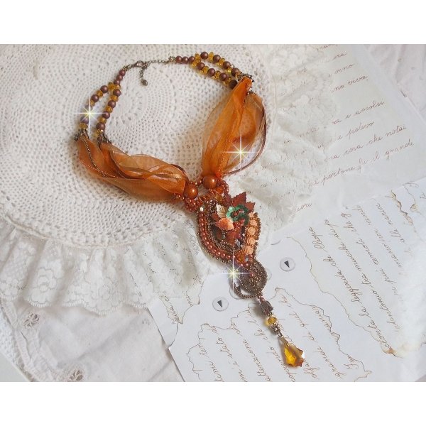 Collier Souffle d'Automne Ethnique tr&egrave;s chic brod&eacute; avec un cabochon des ann&eacute;es 1960 orn&eacute; de roses, perles rondes lisses, cristal, nacr&eacute;es, magiques, rubans organza, satin&eacute;s et rocailles