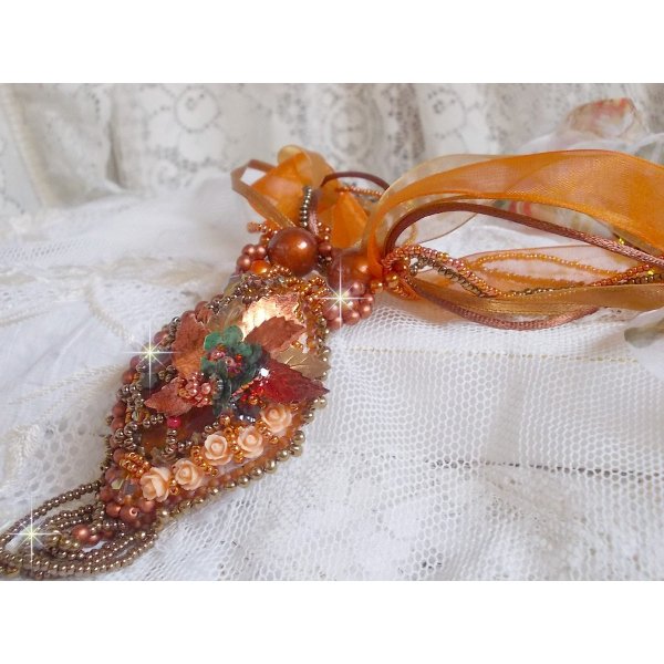 Collier Souffle d'Automne Ethnique tr&egrave;s chic brod&eacute; avec un cabochon des ann&eacute;es 1960 orn&eacute; de roses, perles rondes lisses, cristal, nacr&eacute;es, magiques, rubans organza, satin&eacute;s et rocailles