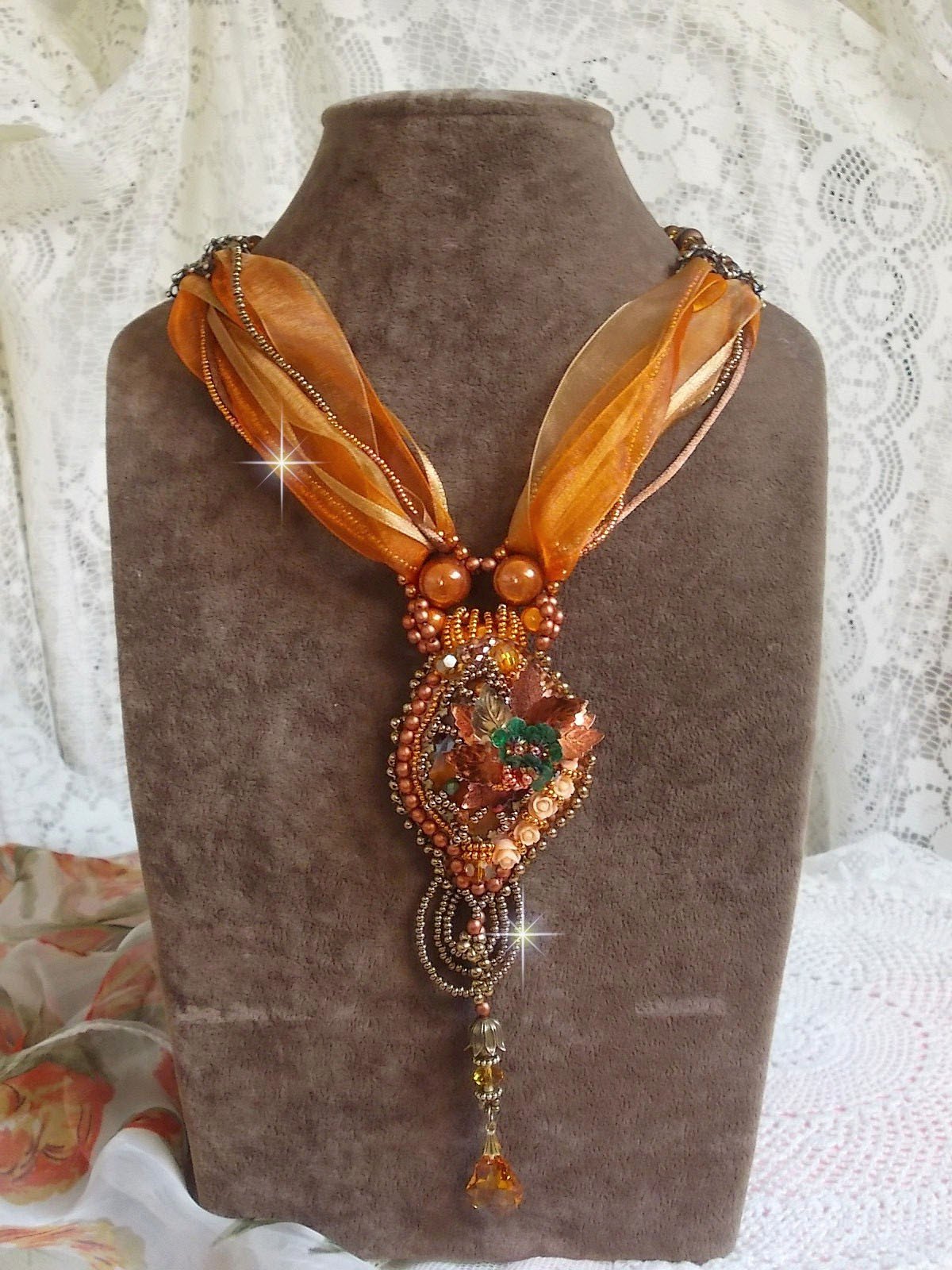 Collier Souffle d'Automne Ethnique tr&egrave;s chic brod&eacute; avec un cabochon des ann&eacute;es 1960 orn&eacute; de roses, perles rondes lisses, cristal, nacr&eacute;es, magiques, rubans organza, satin&eacute;s et rocailles