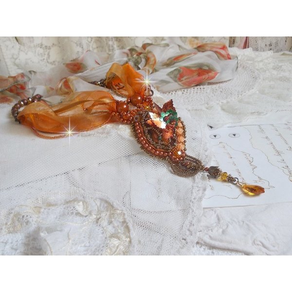 Collier Souffle d'Automne Ethnique tr&egrave;s chic brod&eacute; avec un cabochon des ann&eacute;es 1960 orn&eacute; de roses, perles rondes lisses, cristal, nacr&eacute;es, magiques, rubans organza, satin&eacute;s et rocailles