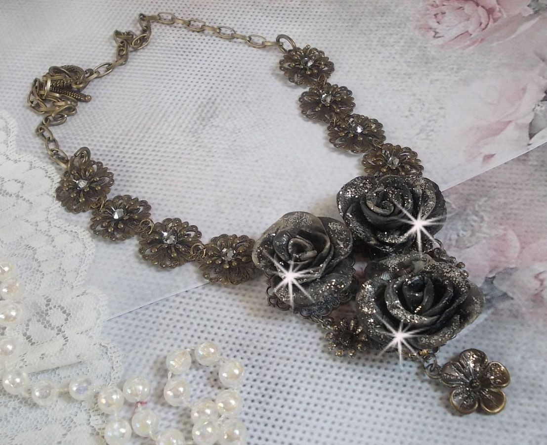 Collier Steampunk Queen crée avec des roses en porcelaine noire et marron, des cabochons en cristal et des accessoires de couleur Bronze