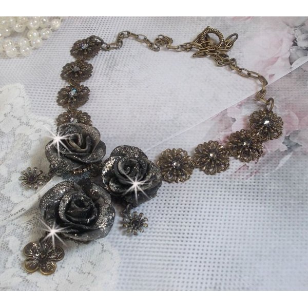 Collier Steampunk Queen crée avec des roses en porcelaine noire et marron, des cabochons en cristal et des accessoires de couleur Bronze