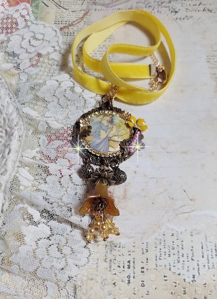 Collier Sunny Side monté avec cabochon en résine représentant une femme en robe Mauve avec un oiseau, cristaux, fleur époxy, ruban, Jade en pierre de gemme, breloques aux couleurs Jaune et Bronze