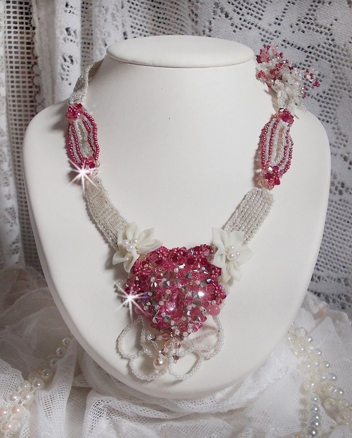 Collier Rose des Sables brod&eacute; avec des rocailles roses, blanc nacr&eacute; et des cristaux de Swarovski
