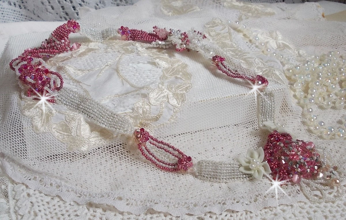 Collier Rose des Sables brodé avec des rocailles roses, blanc nacré et des cristaux de Swarovski