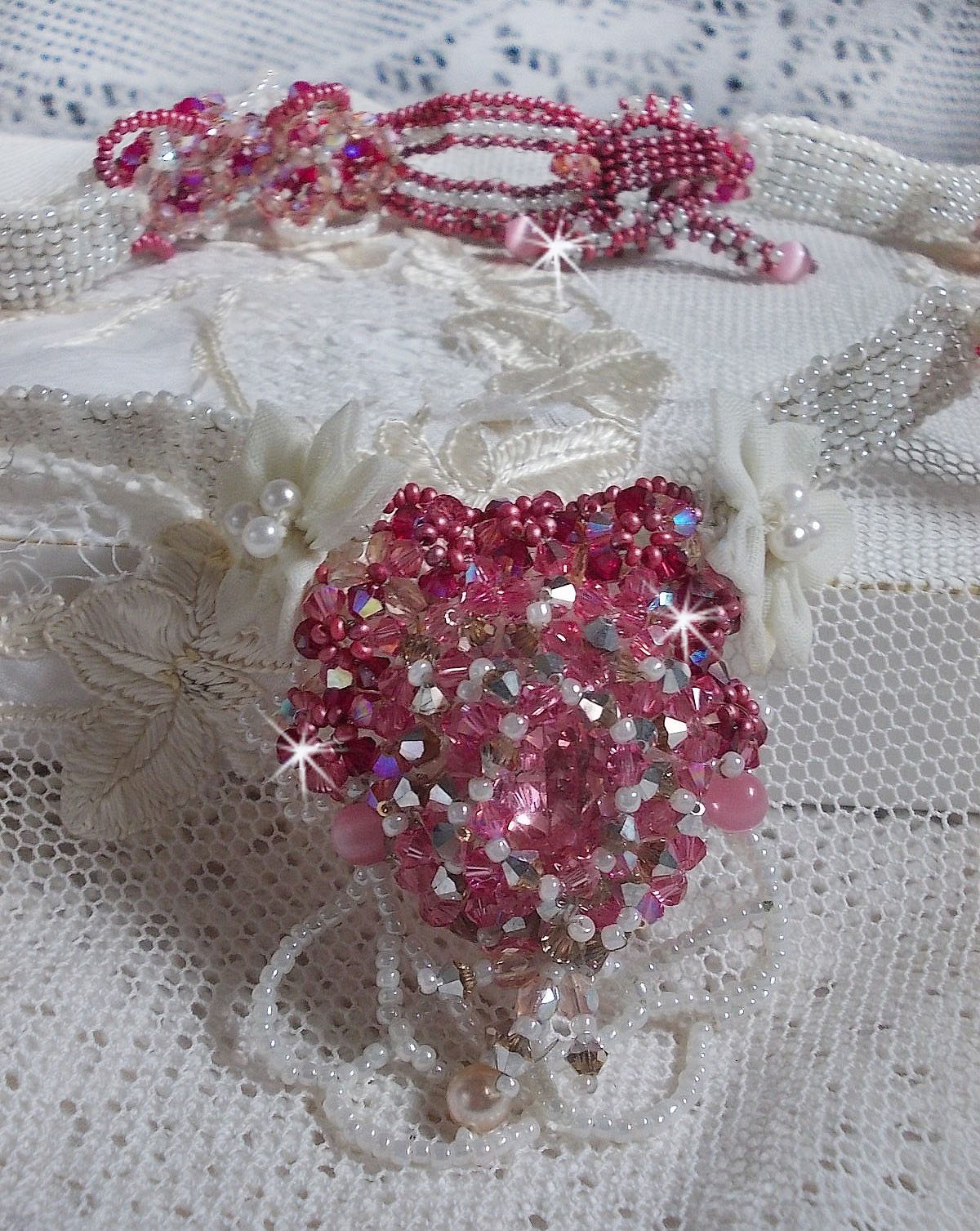 Collier Rose des Sables brod&eacute; avec des rocailles roses, blanc nacr&eacute; et des cristaux de Swarovski
