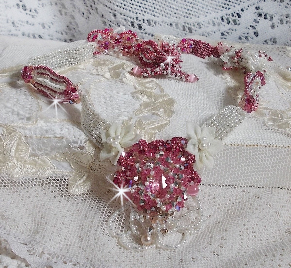 Collier Rose des Sables brodé avec des rocailles roses, blanc nacré et des cristaux de Swarovski
