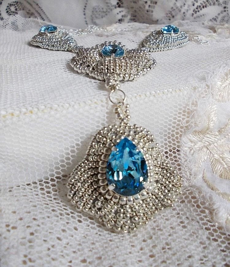 Collier Topaz Bleu avec des cristaux de Swarovski et des rocailles