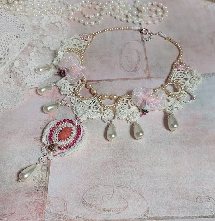 Collier Traverser le Temps brodé avec perles résines, rocailles verres, dentelle, argent 925 et perles Cristal Swarovski 