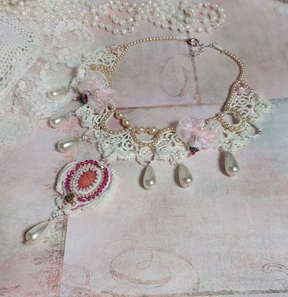 Collier Traverser le Temps brodé avec perles résines, rocailles verres, dentelle, argent 925 et perles Cristal Swarovski 
