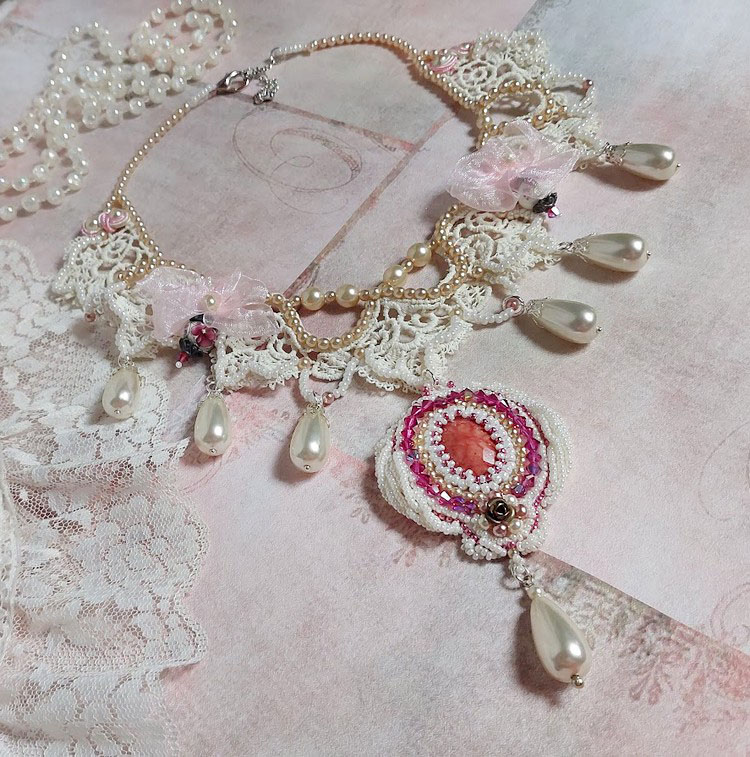 Collier Traverser le Temps brodé avec perles résines, rocailles verres, dentelle, argent 925 et perles Cristal Swarovski 