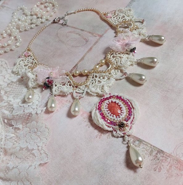 Collier Traverser le Temps brodé avec perles résines, rocailles verres, dentelle, argent 925 et perles Cristal Swarovski 