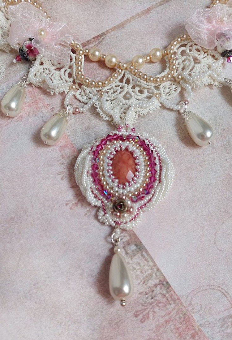 Collier Traverser le Temps brodé avec perles résines, rocailles verres, dentelle, argent 925 et perles Cristal Swarovski 