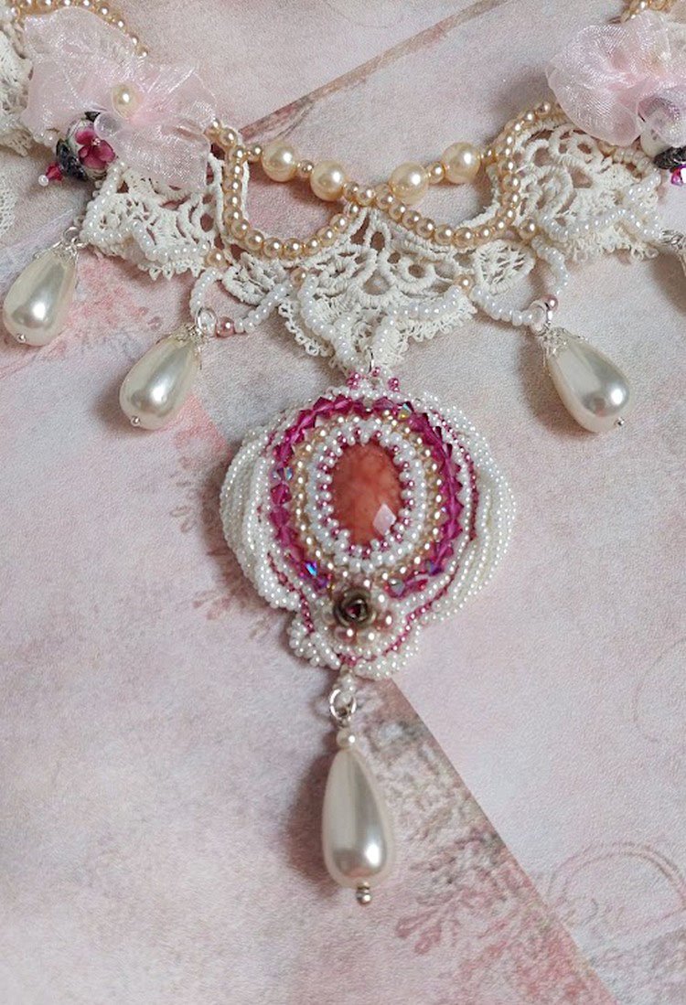 Collier Traverser le Temps brodé avec perles résines, rocailles verres, dentelle, argent 925 et perles Cristal Swarovski 