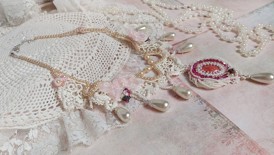 Collier Traverser le Temps brodé avec perles résines, rocailles verres, dentelle, argent 925 et perles Cristal Swarovski 