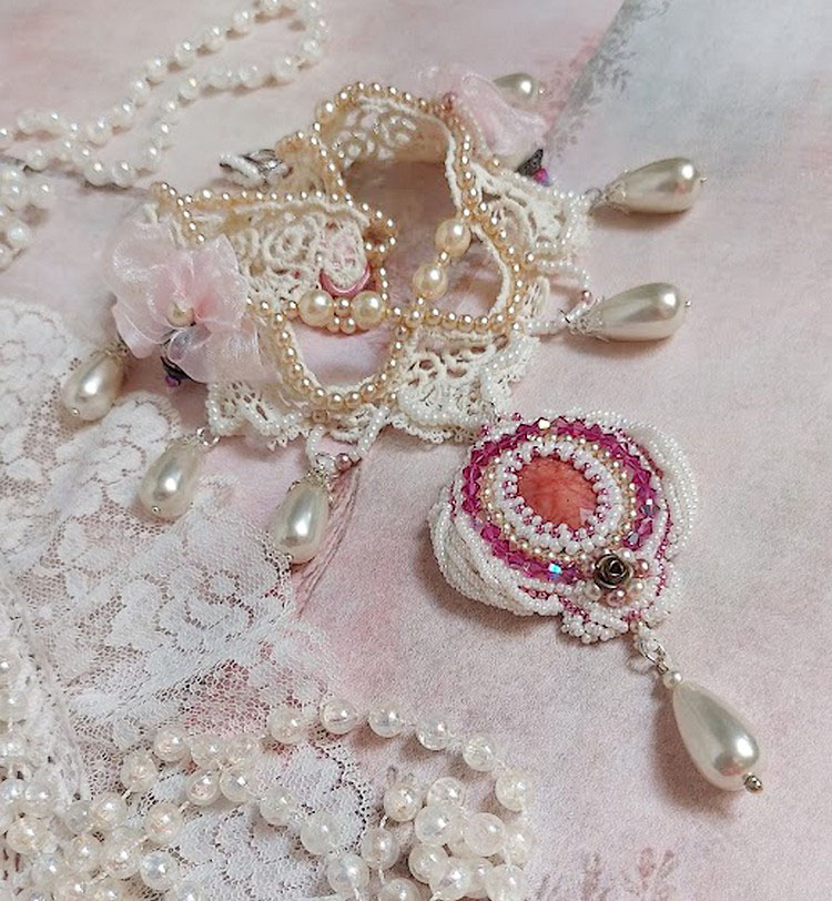 Collier Traverser le Temps brodé avec perles résines, rocailles verres, dentelle, argent 925 et perles Cristal Swarovski 