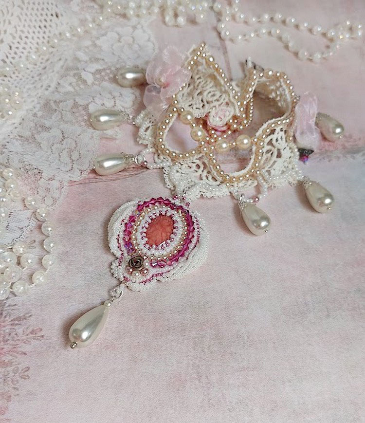 Collier Traverser le Temps brodé avec perles résines, rocailles verres, dentelle, argent 925 et perles Cristal Swarovski 