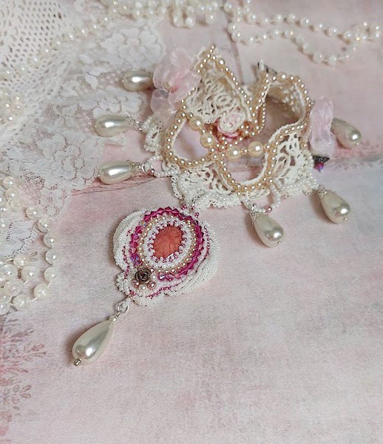 Collier Traverser le Temps brodé avec perles résines, rocailles verres, dentelle, argent 925 et perles Cristal Swarovski 