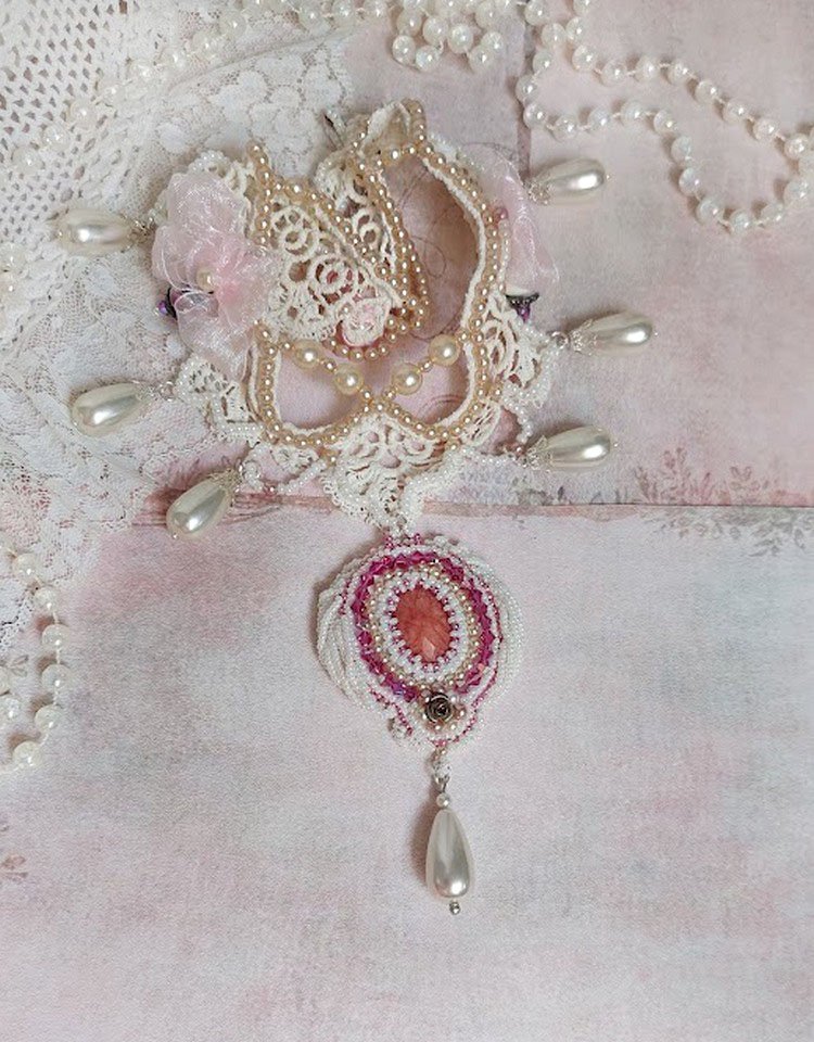 Collier Traverser le Temps brodé avec perles résines, rocailles verres, dentelle, argent 925 et perles Cristal Swarovski 